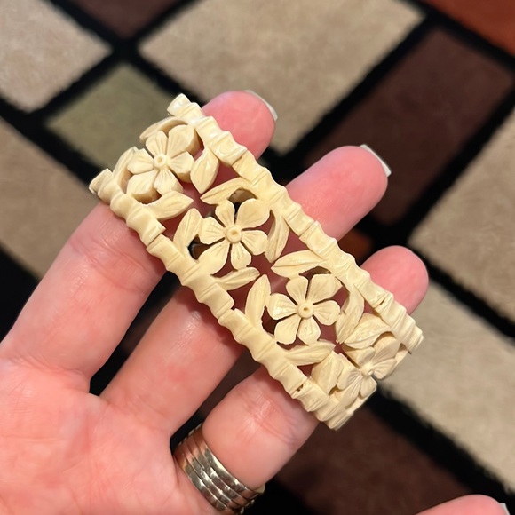Cream Plastic Floral “Carved” Stretch Bracelet - Picture 1 of 3